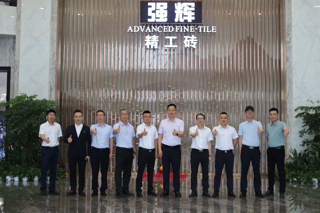 強(qiáng)輝新品質(zhì)感大師又出圈？華美立家團(tuán)隊(duì)參觀強(qiáng)輝總部展廳！