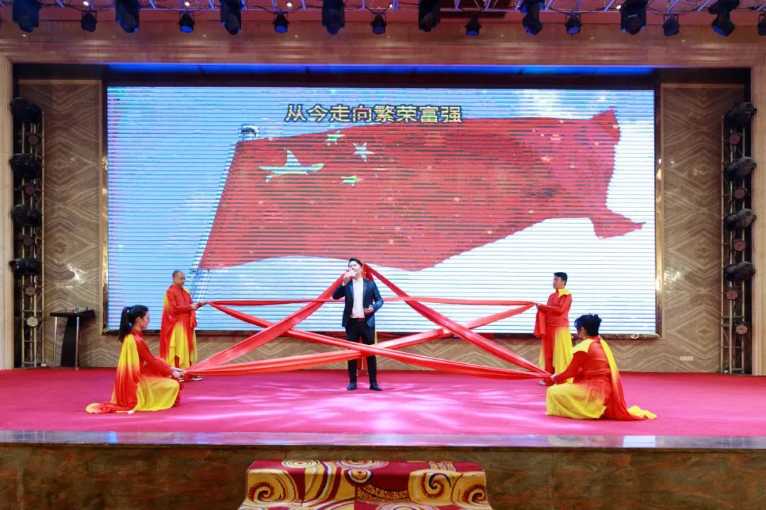 聚勢·創(chuàng)變·敢為 | 強輝集團2025年迎新晚會圓滿結(jié)束，共繪未來新藍圖(圖25)
